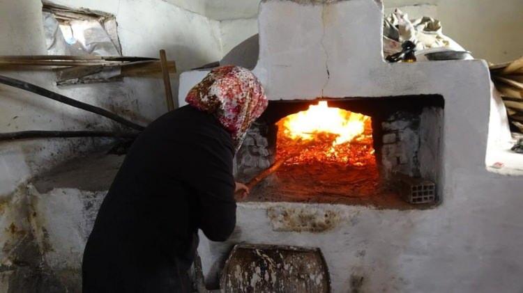 <p>Köylerine cami yaptırmak için kolları sıvadıklarını ifade eden Böşköylü kadınlar, "Camimizin yapımına muhtarımızın öncülüğünde 2,5 yıl önce başlandı. </p>

<p> </p>
