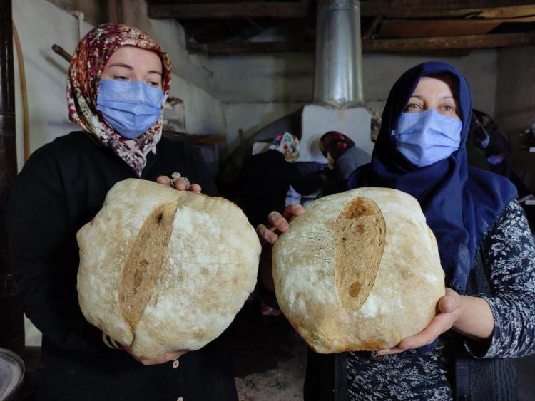 <p>Biz de köyün kadınları olarak köydeki fırınlarda her gün 10 fırın ekmek satarak destek olduk. Bizim yaptığımız ekmekler ve hayırseverlerin destekleriyle camimiz ibadete açıldı, çok mutluyuz" dediler.</p>
