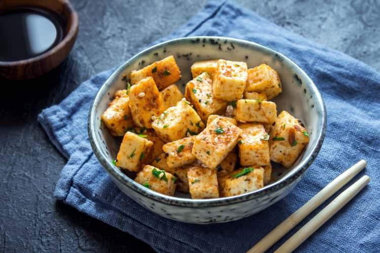 <p><strong>TOFU</strong></p>

<p><strong>Ülkemizde çok yaygın olarak tüketilmesede Asya ülkelerinin vazgeçilmez lezzeti olan tofu, günlük kalsiyum eksikliğini karşılar. <a href="https://www.yasemin.com/"><span style="color:rgb(255, 255, 255)"> (yasemin.com özel)</span></a></strong></p>
