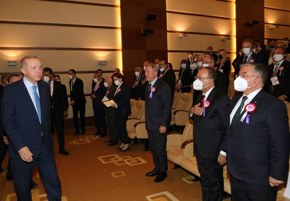 <p>Programda, Milli Savunma Bakanı Hulusi Akar ile Adalet Bakanı Bekir Bozdağ, da yer aldı.</p> 