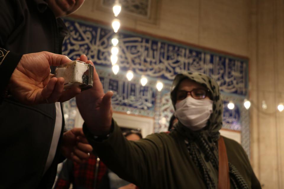 <p>Sakal-ı Şerif'i görünce gözyaşlarına hakim olamayan Ayşen Han, çok duygu dolu anlar yaşadığını söyledi. Duygularının anlatılmaz olduğunu belirten kadın, Kadir Gecesi için İstanbul'dan Edirne'ye geldiğini ifade etti.</p>
