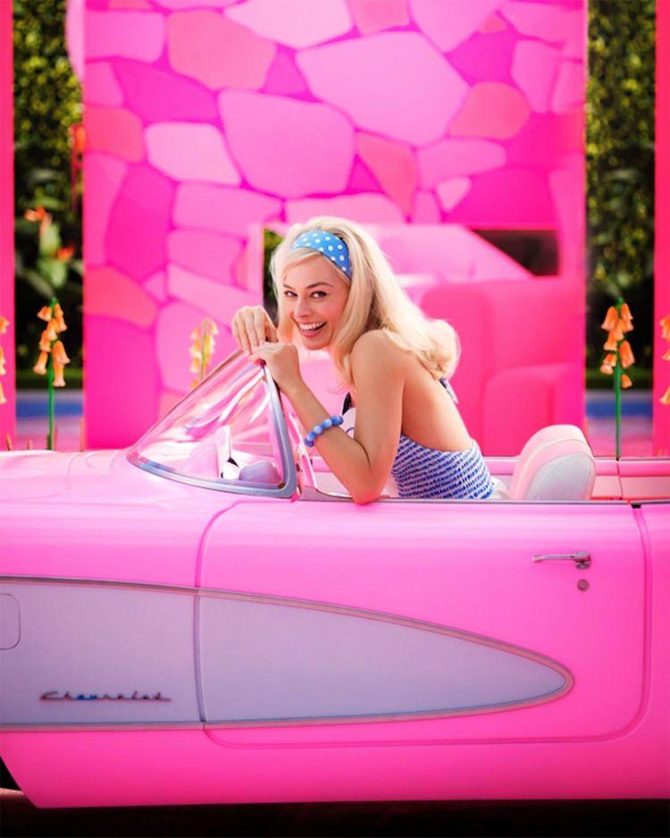 <p><strong>Dünyanın en büyük oyuncak üreticisi Mattel’in ikonik oyuncağı “Barbie” beyazperdeye uyarlanıyor. Margot Robbie, Barbie dünyasında! 31 yaşındaki Avustralyalı oyuncunun ünlü Barbie bebeğini canlandırdığı canlı aksiyon türündeki filmden ilk kare yayımlandı.</strong></p>
