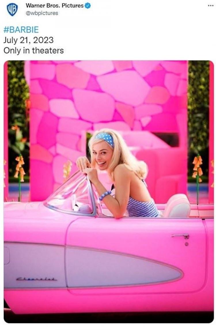 <p><strong>Greta Gerwig’in yönetmenliğini üstlendiği Barbie adını taşıyan filmden ilk karede Robbie, Chevrolet Corvette marka pembe klasik otomobilde görülüyor.</strong></p>
