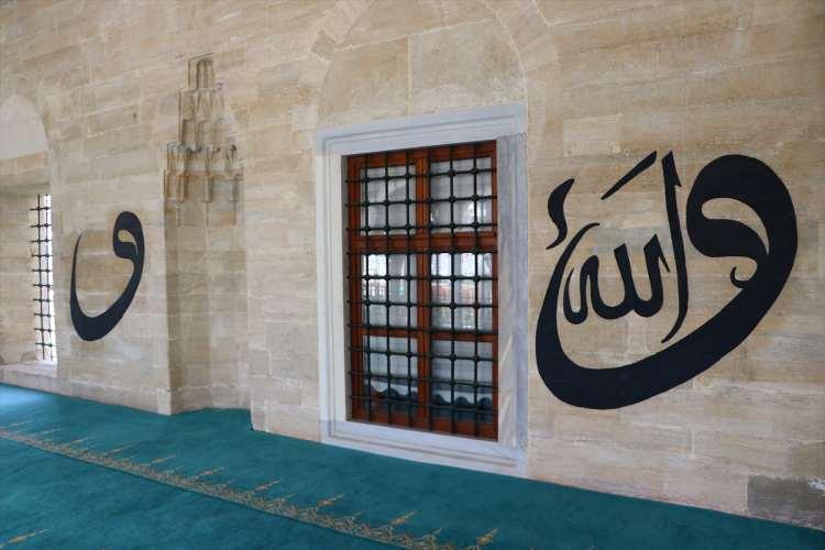 <p>En çok ilgi çeken caminin Mimar Sinan'ın eseri Rüstem Paşa olduğunu aktaran Hacıoğlu, "Rüstem Paşa Camisi'ni hem şehir içinden hem de dışından birçok misafir ziyaret ediyor. </p>

