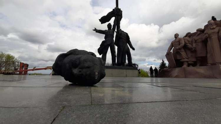 <p>Konuya ilişkin açıklama yapan Klichko, "Arkadaşlar, 1982 yılında başkentte sözde iki halkın dostluğu adına bronzdan yapılan ve iki işçiyi temsil eden heykelin yıkımı gerçekleşti. Rusya devletimize ve halkımıza karşı barbar tavırlarını sergiledi. 8 metrelik metali sözde dostluk anıtını kaldırırken manidardır Rus işçinin kafası koptu. Anıtın yerine yeni bir projeyi imzaladım ve Kiev Belediyesi yakındaki oturumda konuyu değerlendirecek. Kiev’de Rusya ve Sovyetler ile alakası olan 60 civarında anıtı yıkacağız. Rusya ile ilişkili 460’dan fazla caddenin de ismi değiştirilecek" ifadelerini kullandı.</p>

