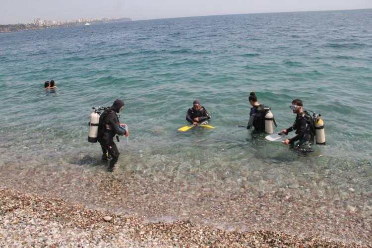 <p><strong>“Kestaneler koloni şeklinde”</strong></p>
<p> Kestanelerin koloni halde olduğunu belirten Mehmet Gökoğlu, “Bugün eğitim dalışı yaptık. Suyun altında gördüğümüz şeyler atıklar. Özellikle falezlerden atılan atıkları gördük. Hoş bir görüntü değil. </p>