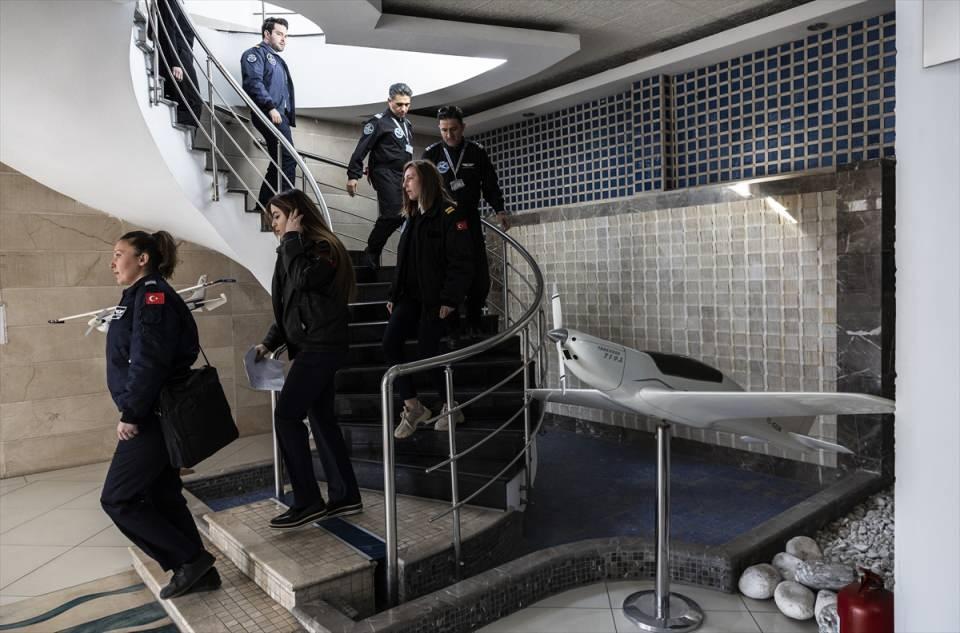 <p>THK Uçuş Akademisi Genel Müdürü Özgür Hayatoğlu, AA muhabirine yaptığı açıklamada, THK Üniversitesi kampüsünün, Türk sivil havacılığının başladığı sıfır noktası olduğunu belirtti.</p>
<p> </p>