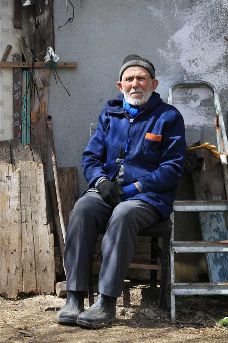 <p>Yuvada yavrular olduğunda neşelendiğini aktaran Satıcı, "Leylekler geldiklerinde de gittiklerinde de çok seviniyorum. Gittiklerinde asla üzülmem. Vade ve zamanı geldiğinde giderler. Geldikleri zaman tabii ayrı bir mutlu oluyorum. Geldiğinde gagasıyla tak tak ses çıkartır geldiğini duyurur bana. Sonra hemen yuvayı temizlemeye başlar." diye konuştu.</p>

<p> </p>
