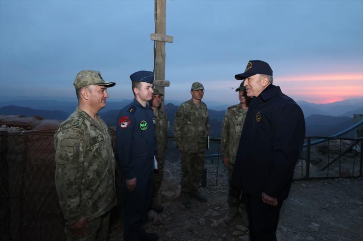 <p>Sözde "soykırım" iddialarının gerçeği yansıtmadığını vurgulayan Akar, "Bununla ilgili ABD kaynaklarından derlenmiş çalışmalar var. Bunlarda dahi hiçbir şekilde soykırım ifadesi yer almıyor. Ama şimdilerde olay politik gayretlerle çarpıtılıyor. Bizim tarihimiz temiz, utanılacak bir şeyimiz yok." dedi.</p>

<p>Milli Savunma Bakanı Akar ve beraberindeki komutanlar, bir süre bölgede araziyi inceledi, Mehmetçiğin Ramazan Bayramı'nı da kutladıktan sonra sınırın sıfır noktasından ayrıldı.</p>
