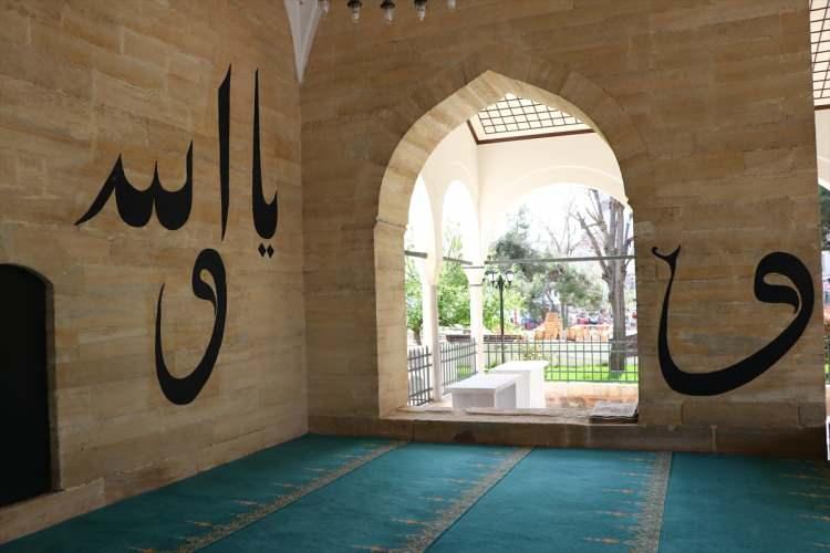 <p>Birçok eserde Osmanlı mimarisinin hakim olduğunu anlatan Hacıoğlu, şu bilgileri verdi:</p>

<p>"Ramazan ayının ruhuna uygun yapılan faaliyetlerden biri de tarihi cami ziyaretleri. </p>
