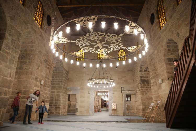 <p>Selçuklu ve Osmanlı uygarlığının izlerini taşıyan tarihi Kaleiçi'ndeki yapı, Antalya'yı fetheden Selçukluların camiye çevirmesiyle "fethin sembolü" oldu.</p>

<p> </p>
