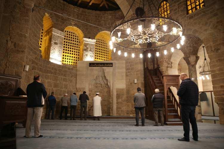<p>Akustik atmosferi olan ve turistlerin de ilgisini çeken Şehzade Korkut Camisi'nde 126 yıl sonra teravih namazları kılınıyor.</p>
<p> </p>