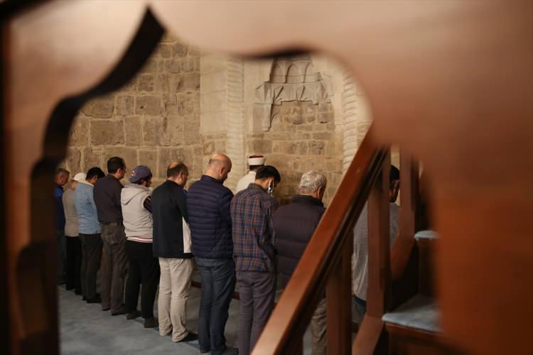 <p><strong>"Atmosferi etkileyici"</strong></p>
<p>Cemaatten Ethem Sarıdoğan da teravih ve vakit namazları için tarihi camiye geldiğini ifade etti.</p>
