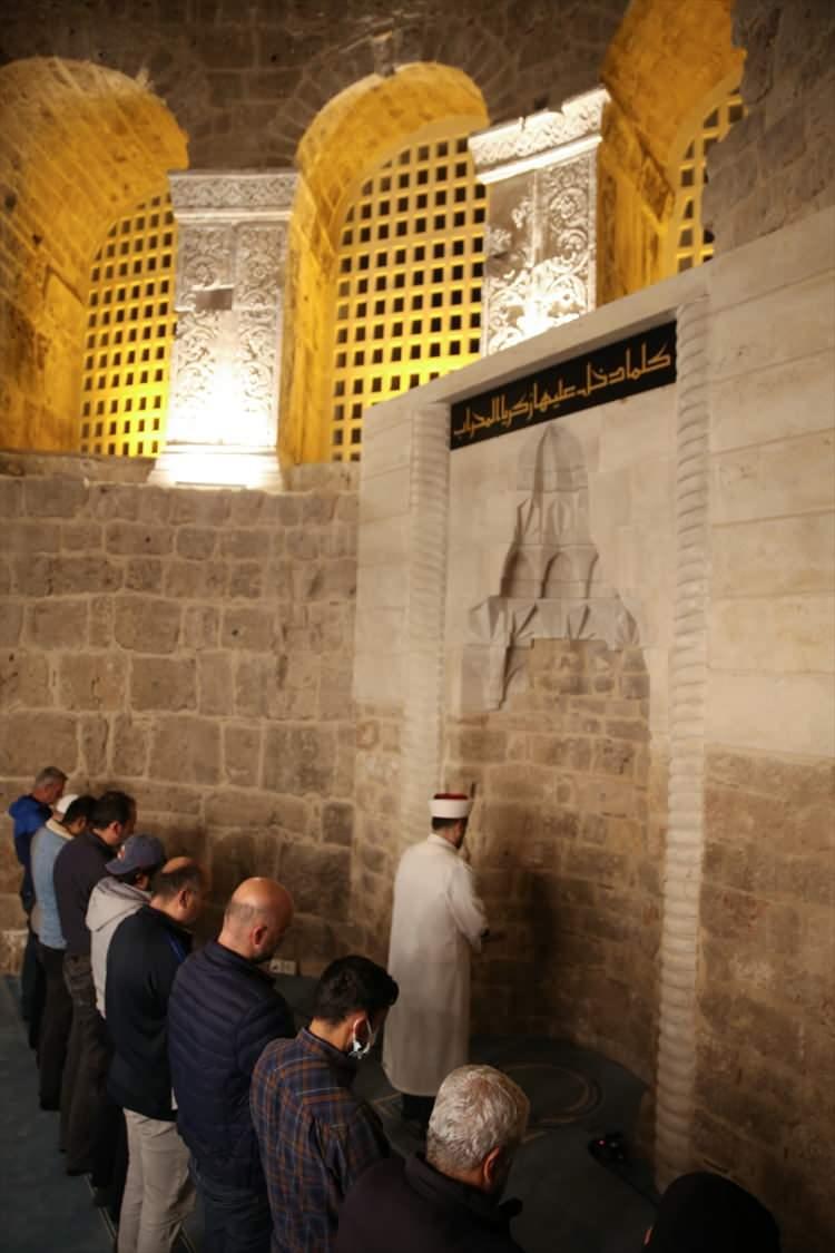 <p>Hafize Özer, cami atıl durumdayken çok üzüldüğünü belirterek, "Her gün teravihe buraya geliyorum. Evimize çok yakın. Çok güzel yapıldı. Yaptıranlardan Allah razı olsun. Teravihimizi kılıyoruz, öğleyin mukabele yapıyoruz." dedi.</p>
<p> </p>