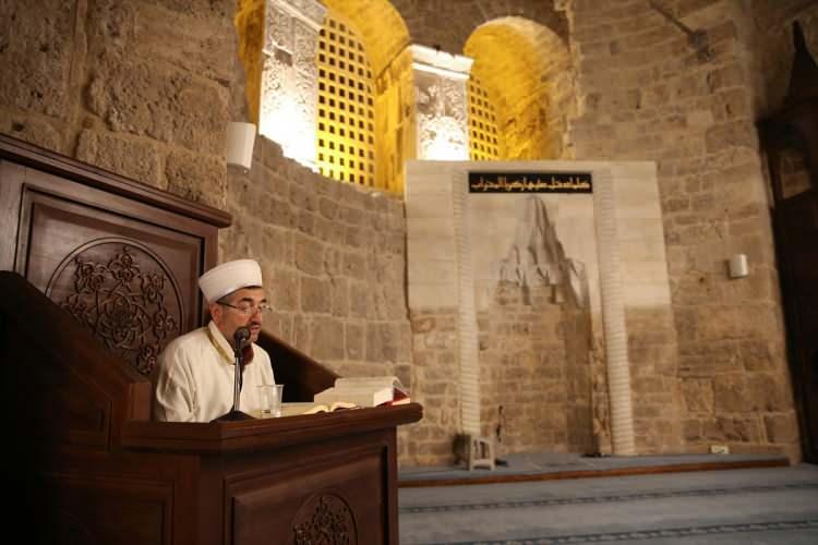 <p>Nagihan Öztürk ise caminin atmosferinin etkileyici olduğunu vurgulayarak, "Adı 'Kesik Minare' diye geçiyordu, şimdi ne güzel oldu, özüne kavuştu. Çok büyük bir cami, inşallah dolar taşar." ifadelerini kullandı.</p>
<p>İsmet Tuncer de caminin yaşlılar için ulaşılabilir olduğunu belirterek, "Bu çevredeki diğer camiler merdivenli olduğu için gidemiyorum. Burada namazımızı kılıp duamızı ediyoruz. Soğuk havalarda bile caminin içi sıcacık." dedi.</p>