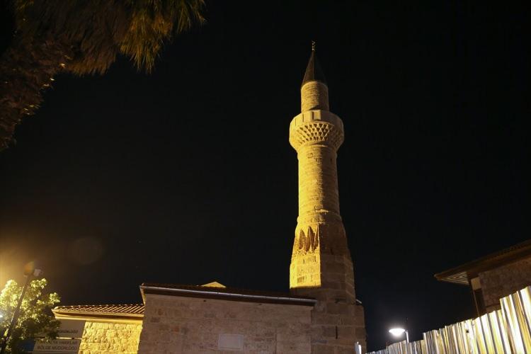 <p>Camide 2017'de dönemin Antalya Valisi Münir Karaloğlu'nun talimatı, koruma kurulunun kararı ve bilim heyeti eşliğinde Antalya Vakıflar Bölge Müdürlüğünce restorasyon çalışmaları başlatıldı.</p>

<p>Restorasyon çalışmaları kapsamında caminin onarılan minaresi de 123 yıl sonra ilk defa külahına kavuşmuş oldu.</p>
