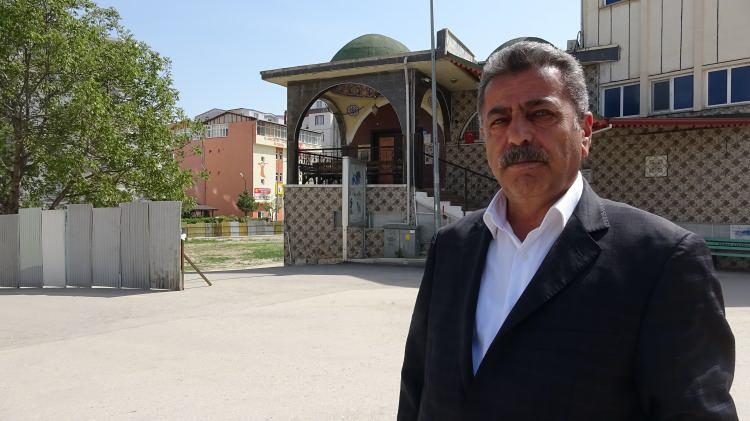 <p><strong>"Kadastro sınırlarımızı çevirerek içinde tarım alanı, sera yaptıracağız"</strong><br />
<br />
Kılıç, 24 yıl önce ibadete açılan camini kendi arazisine taşkın şekilde yapılmış olduğunu ileri sürerek, “Bu anlamda imarda tadilat taleplerimizi yetkili mercilere ilettik. Yaklaşık 1,5 dönümlük bir araziyi bedelsiz terk etmek kaydıyla kalan kısmı da imarda kullanalım diye talebimiz oldu ama uygun görülmedi. Bu nedenle yasal yollara müracaat ettik. Mahkeme kararıyla bir imar yapıldı. Burada bir parselin bir tanesi hazine ait parsel, 1993 yılında bakanlık kararıyla cami yapılması için tahsis etmiş. Cami yapılması için tahsis ettiği yeri imarda tamamı cami alanında kalıyor diye itiraz etti. Mahkemede bunu uygun buldu. Ve yapılan imarı iptal etti. </p>