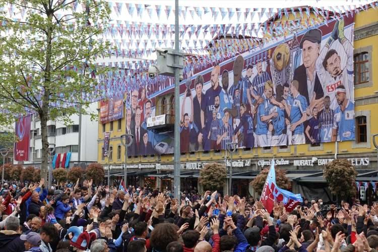 <p>Bordo-mavili taraftarlar, sabahın erken saatlerinden itibaren 15 Temmuz Şehitler ve Hürriyet Parkı'na gelmeye başladı. Formalarını giyen binlerce taraftar, takımları lehine tezahürat yaptı.</p>
