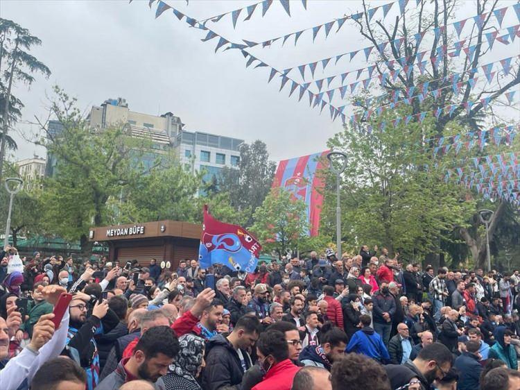 <p>Taraftarlar, ellerindeki Trabzonspor bayraklarını ve atkılarını sallayarak şampiyonluk sloganları attı.</p>

<p>Bordo-mavili taraftarlar, coşkularını zaman zaman davul çalarak ve marşlar söyleyerek gösterdi.</p>
