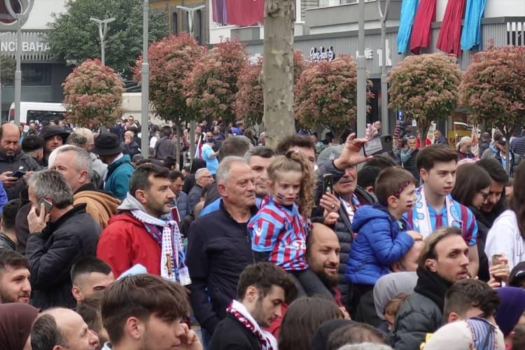 <p>Taraftarların maçı izleyebilmeleri için 15 Temmuz Şehitler ve Hürriyet Parkı ile Avni Aker Millet Bahçesi'ne de dev ekranlar kuruldu.</p>