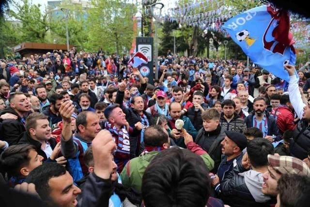 <p>KUTLAMALAR ERKENDEN BAŞLADI<br />
<br />
Uzun yıllardır şampiyonluğu bekleyen Trabzonsporlu taraftarlar ise Atatürk Alanı'nda toplanarak şampiyonluk kutlamalarına erkenden başladı.</p>
