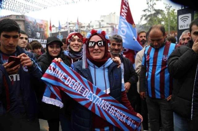 <p>SİLAHLA KUTLAMAYA KARŞI SIKI DENETİM</p>

<p>Hem yurt dışından hem de Türkiye'nin dört bir yanından hava ve kara yoluyla maç ve şampiyonluk kutlamaları için şehre gelenlerle nüfusu 2 milyona yaklaşan Trabzon'da, üst düzey güvenlik tedbiri uygulanacak. Polis, jandarma ve özel güvenliklerden oluşan 3 bin personelin görev alacağı kentte silahla kutlamaya karşı sıkı denetimler de yapılacak.</p>
