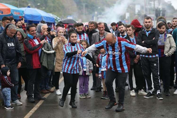 <p>TARAFTARLARDAN ÇAĞRI</p>

<p>Trabzonlu Gençler Taraftar Grubu tribün lideri Mehmet Fındıkçı, insanları duyarlı davranmaya davet ederek, "İnsanlarımızdan istediğimiz şey, bütün herkes sokaklarda olacak. Sevincimizi sokaklarda sarılarak hep beraber kutlayalım. Tüm Trabzonspor taraftarından ricamız, lütfen silah kullanmayın" dedi. Vira Taraftar Grubu lideri Savaş Özlü de "Trabzonspor bu sene şampiyon olacak. Silahımızı sevelim ama silahla asla sevinmeyelim. Başka Emirlere kıyılmasın. Bu da Trabzon'dan bir farkındalık olsun ve Türkiye'ye yayılsın" diye konuştu.</p>
