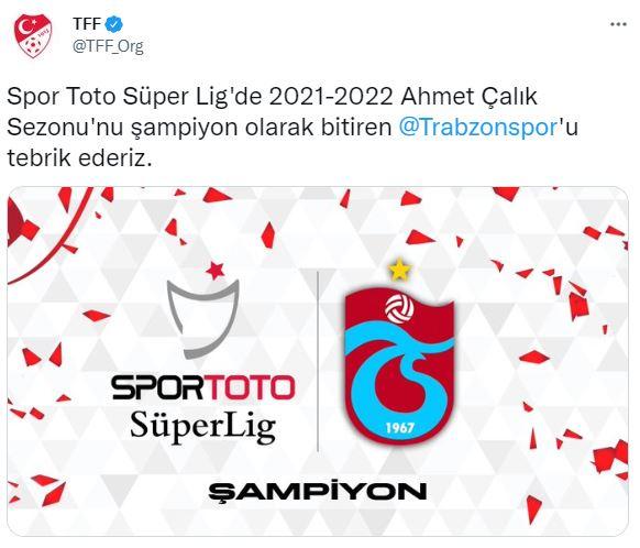 <p>Türkiye Futbol Federasyonu resmi sosyal medya hesabından yaptığı paylaşımla Trabzonspor'un şampiyonluğunu kutladı. <br />
<br />
TFF'nin resmi sosyal medya hesabından yapılan paylaşımda, "Spor Toto Süper Lig'de 2021-2022 Ahmet Çalık Sezonu'nu şampiyon olarak bitiren Trabzonspor'u tebrik ederiz" ifadelerine yer verildi. </p>
