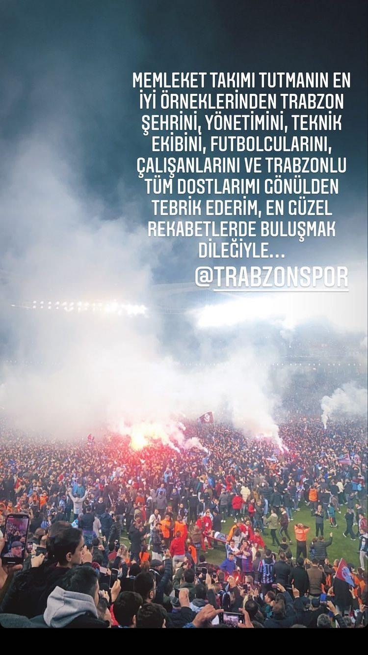 <p>Galatasaray'ın futbolcularından Arda Turan, Trabzonspor'un şampiyonluğunu kutladı. </p>
