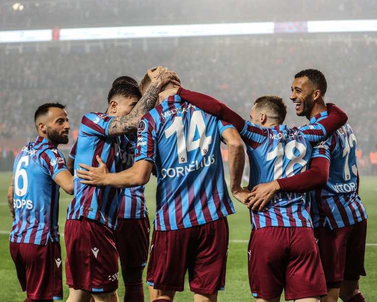 <p>KICKER: "12 YIL SONRA BİR İLK"</p>

<ul>
</ul>

<p>Almanya'dan Kicker, türkiye'de 12 yıl sonra bir İstanbul takımının şampiyon olamadığına vurgu yaptı. Haberde "2010'dan beri zirve ilk kez İstanbul kulübü yok. Trabzonspor, Türkiye şampiyonu" başlığını kullandı. Haberin detayında ise "Trabzonspor sahasında Antalyaspor ile 2-2 berabere kalarak bitime 3 hafta kala en yakın rakibi Fenerbahçe'nin önünde şampiyonluğunu ilan ederek Türkiye şampiyonu oldu" ifadelerine yer verildi.</p>
