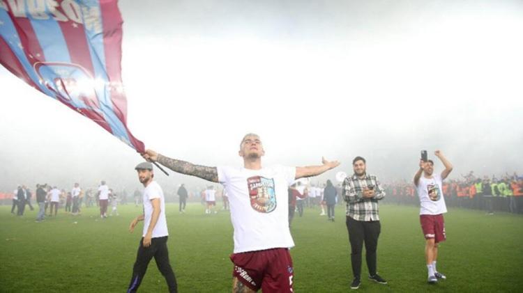 <p>MUNDO DEPORTİVO: TRABZONSPOR 38 YIL SONRA MUTLU SONA ULAŞTI!</p>

<p>İspanyol Mundo Deportivo, Trabzonspor'un 38 yıl sonra mutlu sona ulaştığını okuyucularına aktardı. Haberde "Trabzonspor, 38 yıl aradan sonra Türkiye Ligi şampiyonu ilan edildi. 1983-84'ten beri Trabzonspor şampiyonluğu kazanamadı. Bu, tarihinin yedinci lig kupası ama Kupa ve Süper Kupa'yı eklerseniz, ülkedeki yirmi beşinci kupa sevinci." ifadeleri kullanıldı.</p>
