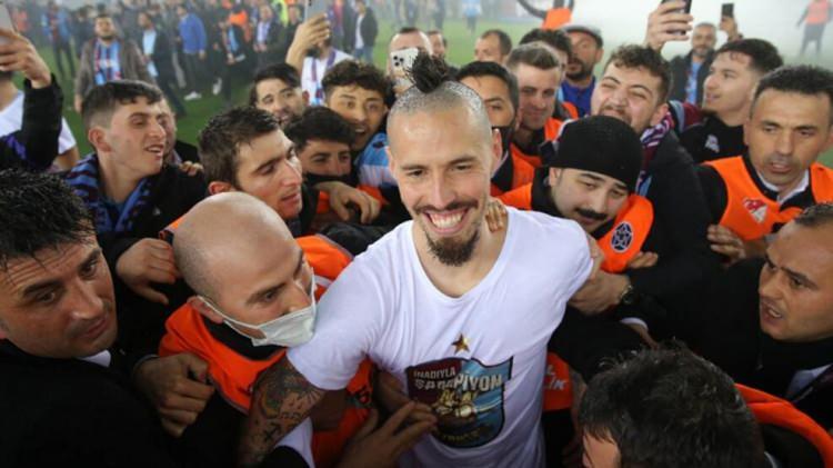 <p><strong>CALCIOMERCATO: "HAMSIK VE GERVINHO, TRABZONSPOR İLE ŞAMPİYONLUK YAŞADI"</strong></p>

<p>İtalyan Calciomercato ise İtalya Serie A'da daha önce forma giymiş yıldızlar Hamsik ve Gervinho'nun Trabzonspor formasıyla şampiyonluk sevinci yaşadığına dikkat çekti. Haberde "Birkaç yıl boyunca Roma ve Napoli formalarıyla şampiyon olmayı denediler ama olmadı. Sonrasında güçlerini Trabzonspor formasında birleştirdiler. Ekim ayından beri forma giyemeyen Gervinho ve Trabzonspor'la Türkiye şampiyonu olarak mezun olan Marek Hamsik'ten bahsediyoruz! Abdullah Avcı'nın çalıştırdığı Trabzonspor, evinde Antalyaspor ile 2-2 berabere kaldıkları maçın ardından şampiyonluğunu ilan etti. Gervinho ve Hamsik'e ek olarak, eski Bolognalı Denswil, eski Fiorentinalı Vitor Hugo, eski RomalıBruno Peres ve gol krallığında zirveyi kovalayan eski Atalantalı Cornelius da Trabzonspor formasıyla başarılı bir sezon geçirdi. Trabzonspor tarihindeki 7. şampiyonluğunu ilan etti." ifadeleri yer aldı.</p>
