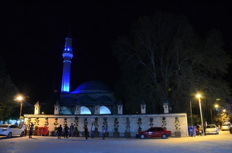 <p><strong>KARAMAN</strong></p>
<p>Karaman'da Aktekke Camisi'ne gelen vatandaşlar "bin aydan daha hayırlı" olarak bilinen Kadir Gecesi nedeniyle düzenlenen programa katılarak namaz kılıp dua etti.</p>
<p> </p>