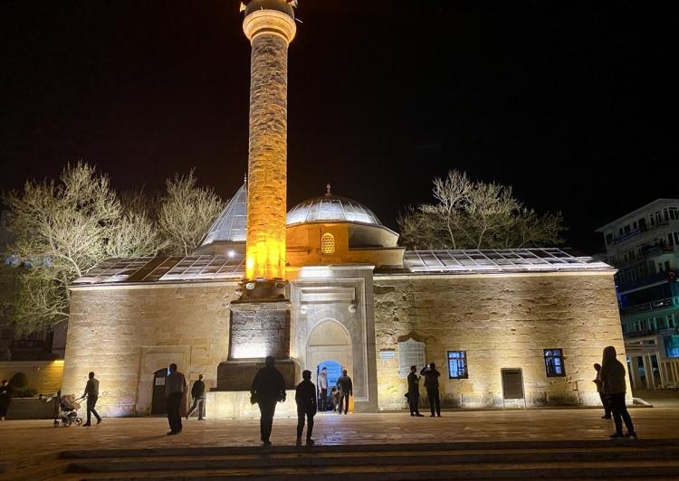 <p><strong>KIRŞEHİR</strong></p>
<p>Kırşehir'de Kadir Gecesi dolayısıyla tarihi Ahi Evran-ı Veli Camisi'nde program düzenlendi.</p>
<p> </p>