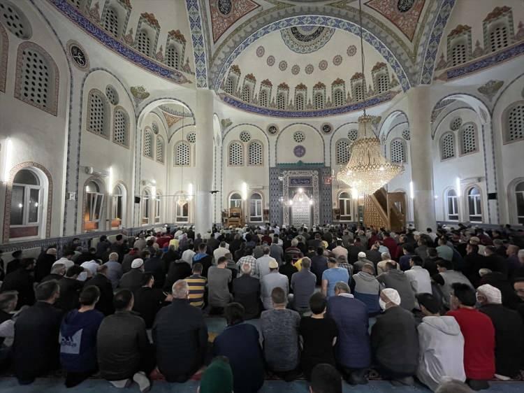 <p><strong>UŞAK</strong></p>

<p>Uşak'ta vatandaşlar il müftülüğü tarafından kentteki camilerde Kadir Gecesi dolayısıyla düzenlenen programlara katılarak namaz kılıp, dua etti.</p>

<p> </p>
