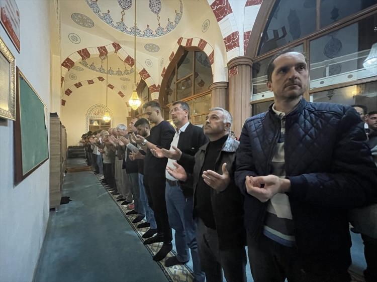 <p><strong>NİĞDE</strong></p>

<p>Niğde'de Fatih Sultan Mehmet Camisinde Kadir Gecesi dolayısıyla program düzenlendi. Caminin içine sığmayan vatandaşlar, ibadetlerini avluda eda etti.</p>

<p> </p>
