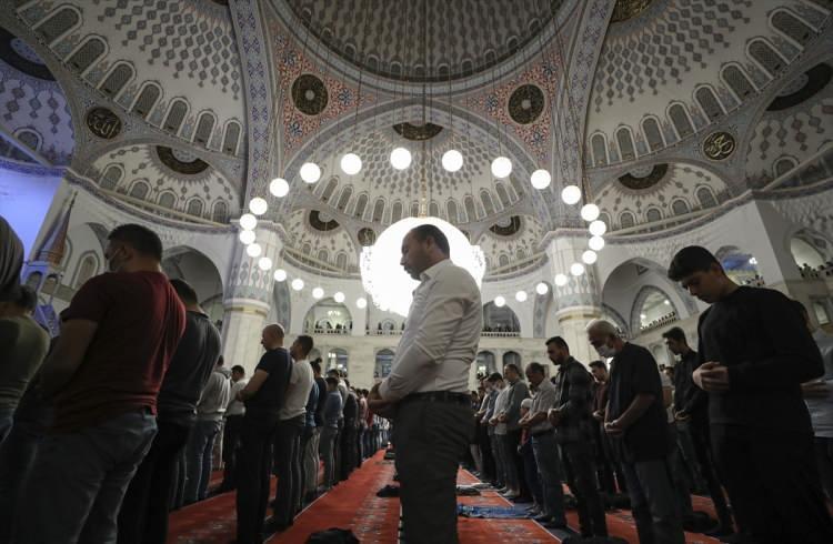<p><strong>ANKARA </strong></p>

<p>Kur'an-ı Kerim'in indirilmeye başlandığı ve 'bin aydan hayırlı' olarak kabul edilen Kadir Gecesi Ankara'da da ihya edildi. Kadir Gecesi nedeniyle Ankara'da birçok vatandaş Kocatepe Camisi'nde namaz kılıp dua etti.</p>

<p> </p>
