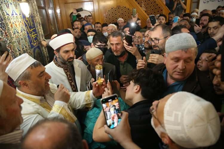 <p><strong>SAKARYA</strong></p>

<p>Sakarya'da tarihi Orhan Gazi camisinde Hazreti Muhammed'in Sakal-ı Şerifi, Kadir Gecesi dolayısıyla teravih namazının ardından ziyarete açıldı.</p>

<p> </p>
