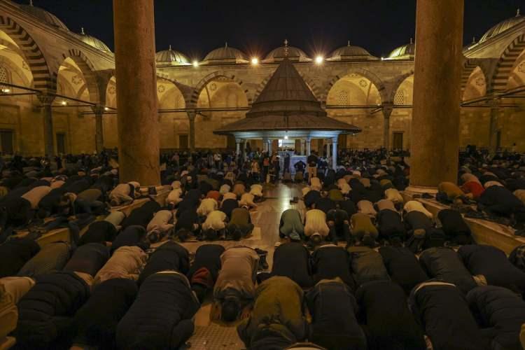 <p><strong>İSTANBUL</strong></p>

<p>İstanbul'da Kadir Gecesi dolayısıyla Fatih Camisi'nde program düzenlendi.</p>

<p> </p>
