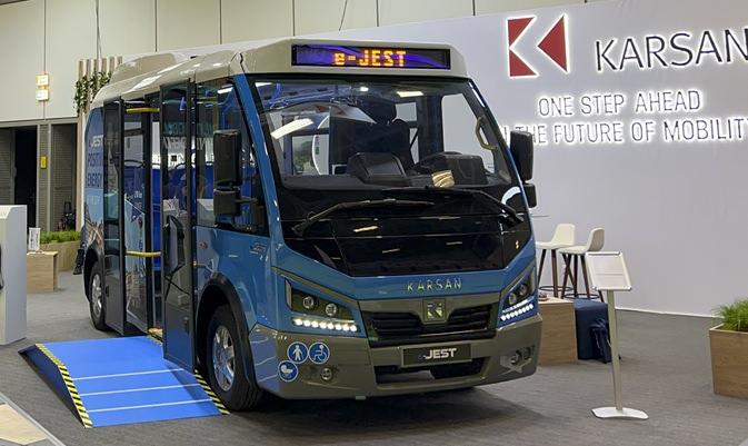 <p>Türkiye’nin Avrupa’nın otobüs “üretim üssü” olduğunu ve Avrupa’da satılan her 2 otobüsten bir tanesinin Türkiye’de üretildiğini vurgulayan Adıyeke, “Bu alanda Türkiye Avrupa pazarını üretim anlamında domine etmiş durumda.” diye konuştu.</p>
