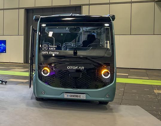 <p>Dedeoğlu, büyük Avrupa şehirlerinin merkezlerine 2025 yılından itibaren sadece elektrikli otobüslerin girilmesine izin verileceğini belirterek, "2030’da bu daha da büyüyecek. Elektrik otobüs dönüşümü kaçınılmaz. Biz de bu dönüşümün bir parçası olmaya çalışıyoruz.” yorumunu yaptı.</p>