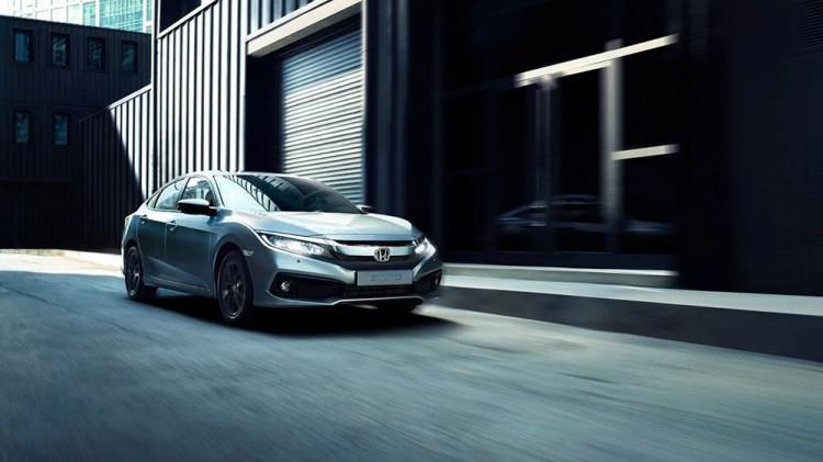 <p><strong>HONDA</strong></p>
<p> </p>
<p>Civic Sedan 1.5L VTEC Turbo ECO Otomatik Premium<br />
<br />
Liste fiyatı- <strong>570.800 TL</strong></p>