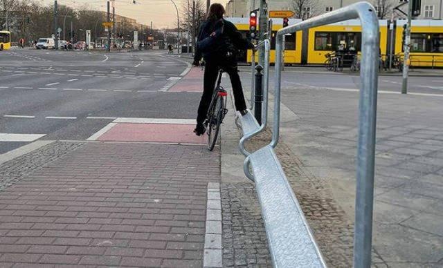 <p>Işıklarda bisiklet ile böyle bekleyebilirsiniz.</p>
