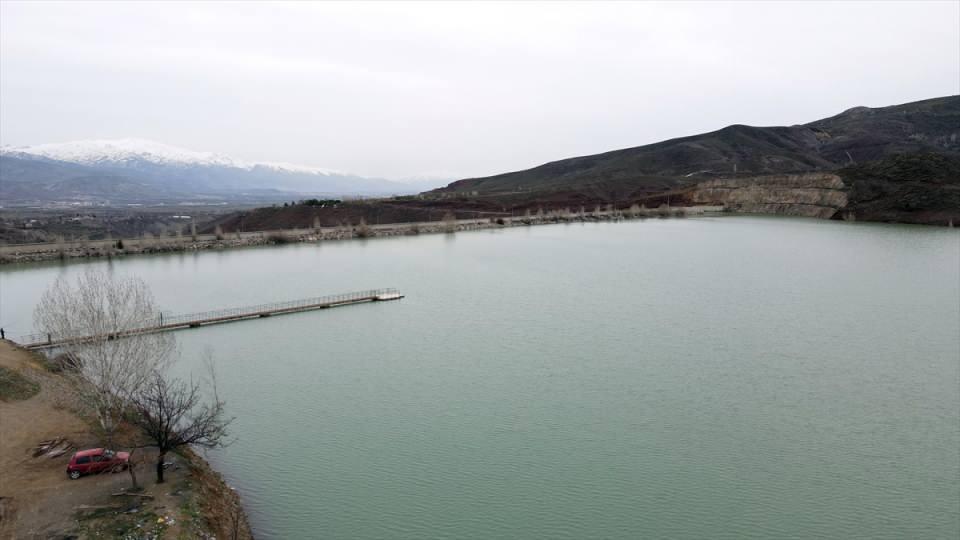 <p>Son yıllarda özellikle su kaynaklarının debilerinin düşmesi nedeniyle baraj suyumuzu üçer gün arayla kesip ardından biriken suyu çiftçiye vermeye başladık. </p>
