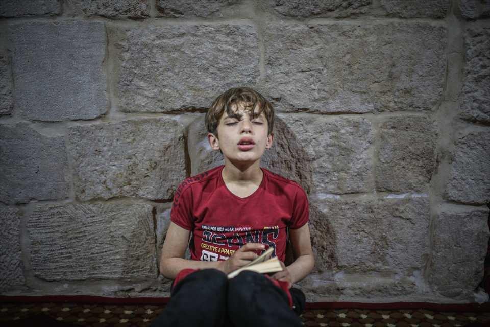 <p>Her yıl ramazan ayının atmosferini farklı şekilde yaşamak isteyen bazı Müslümanlar, ramazanın son 10 gününde dış dünyayla bağlantılarını keserek itikaf ibadeti için camilere kapanıyor.</p>