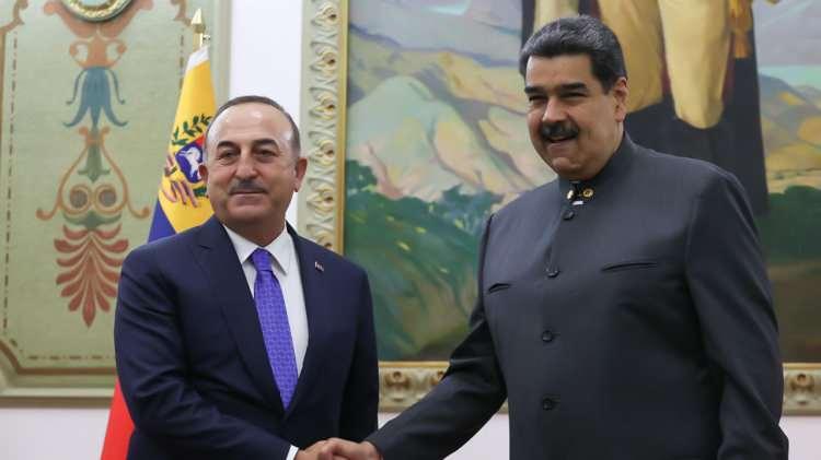 <p><strong>Türkiye Venezuela Ortak İşbirliği Komisyonu toplantısına katılan Venezuela Devlet Başkanı Nicolas Maduro'nun sözleri yürekleri mest etti. Venezuela’nın başkenti Caracas’ta düzenlenen toplantıya ülkemizden Dışişleri Bakanı Mevlüt Çavuşoğlu katıldı. </strong></p>
