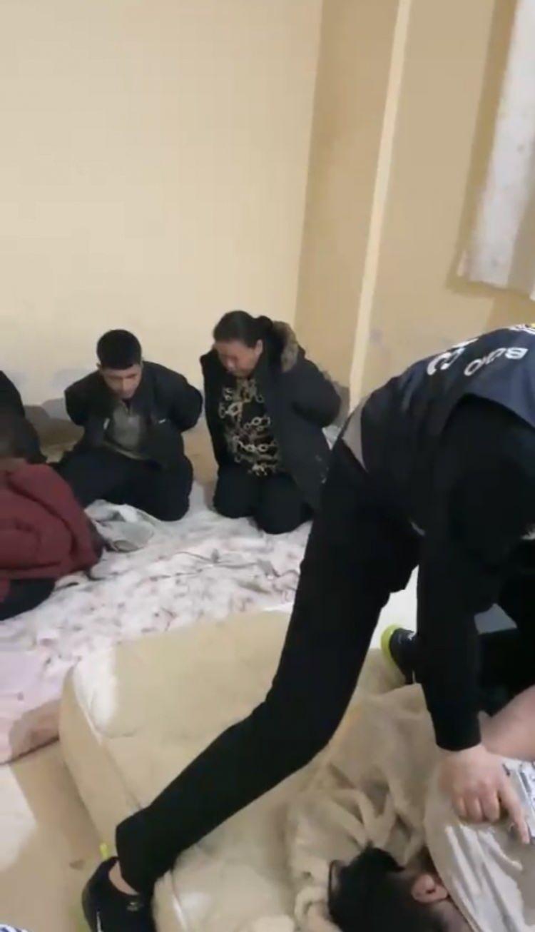 <p>Beyoğlu Asayiş Büro Amirliği ekipleri, film gibi bir operasyonla rehineleri Eyüpsultan’da tutuldukları evden kurtardı. Evde çıkan satırlara ve tabancaya el konulurken, 6 gaspçı gözaltına alındı.</p>