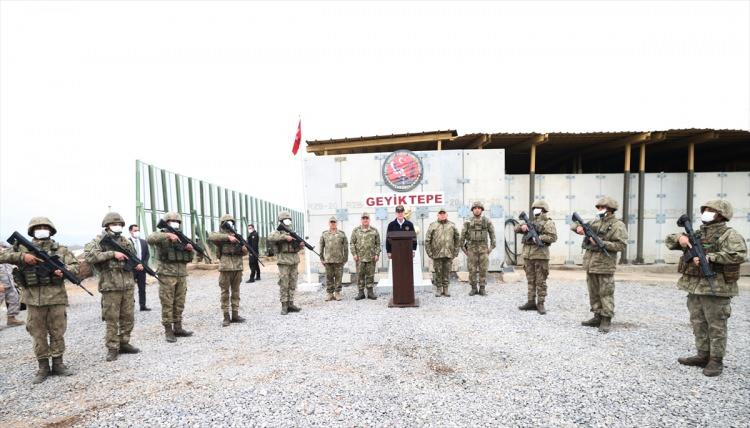 <p>Mehmetçiğin bugüne kadar önemli işler gerçekleştirdiğini aktaran Akar, "İnşallah bundan sonra da aynı tertip ve düzende çalışmalarımızı sürdürmek suretiyle harekatımızı başarıyla sonuçlandıracağız." diye konuştu.</p>

<p> </p>

