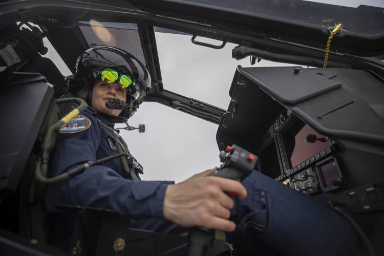 <p>Mesleğinin zorlukları olduğunu ama pilot olmak isteyen kadınlara örnek olup, yol gösterip cesaretlendirdiklerinden dolayı gurur duyduklarını belirten Melek, şunları söyledi:</p>