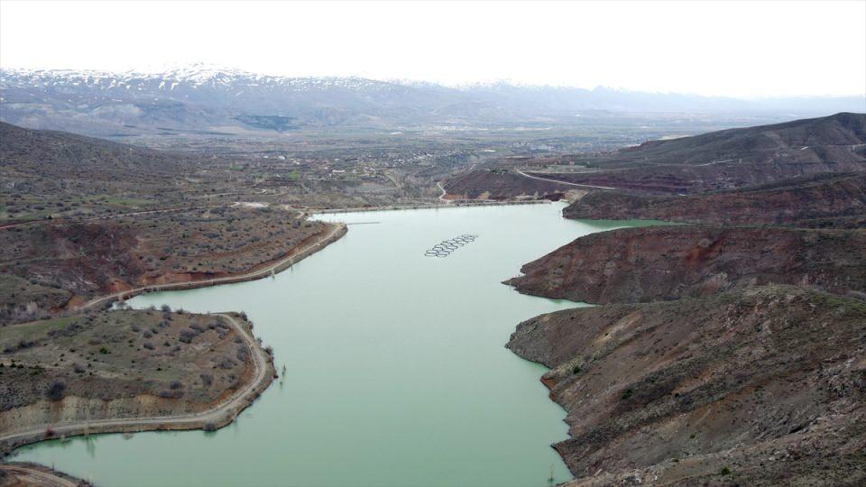 <p>Tasarruf için damlama sulamanın önemine vurgu yapan Aksaray, "Damlama sulama sistemleri büyük oranda suda tasarruf sağladığı gibi çiftçinin elektrik tüketimini de yüzde 50'ye varan oranda düşürmektedir. Tabi düşen elektrik maliyeti ile ülke ekonomisine de önemli bir katkı sağlanıyor." dedi.</p>
